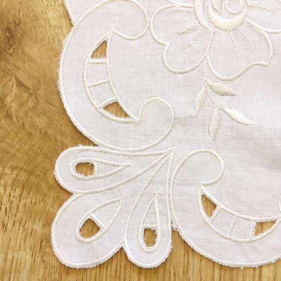 3 VINTAGE Embroidered Placemats w Cutwork & Embroidery. Gorgeous Vintage - Picture 3 of 5